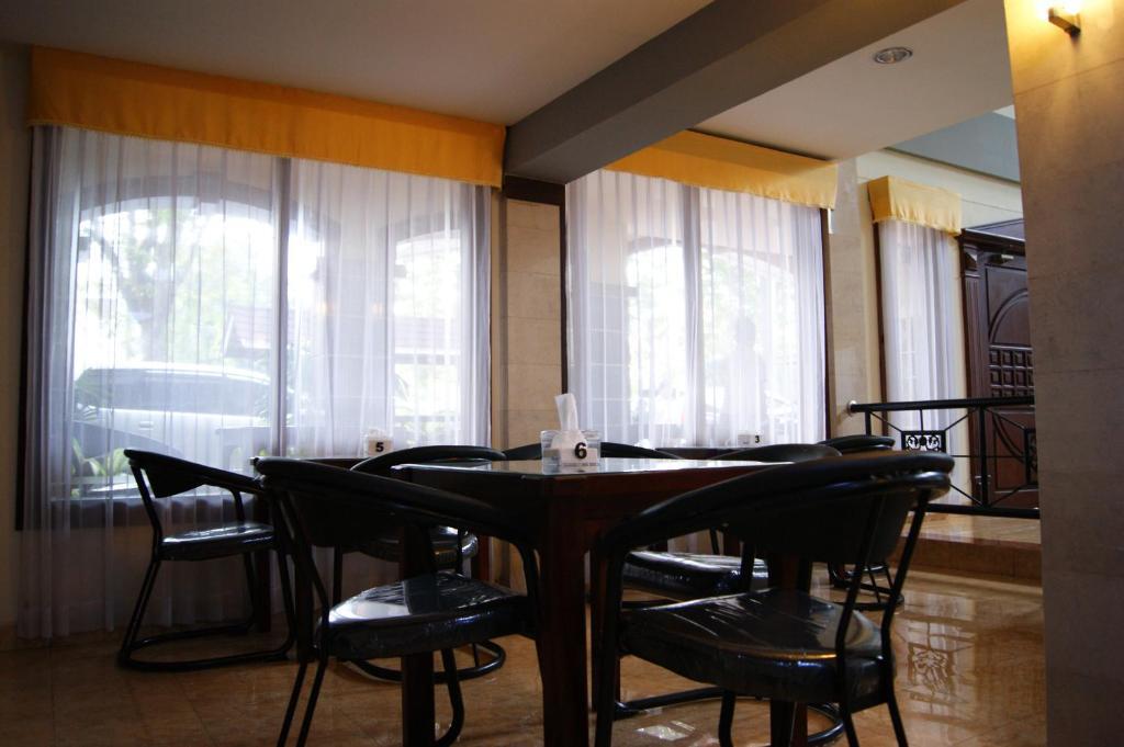 Grand Sumatera Hotel Surabaya Exterior photo